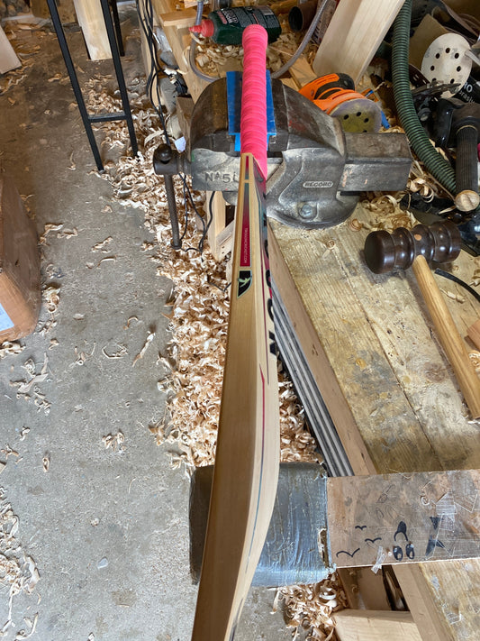 Elevate Your Game with a High-Middle Cricket Bat Sweet Spot