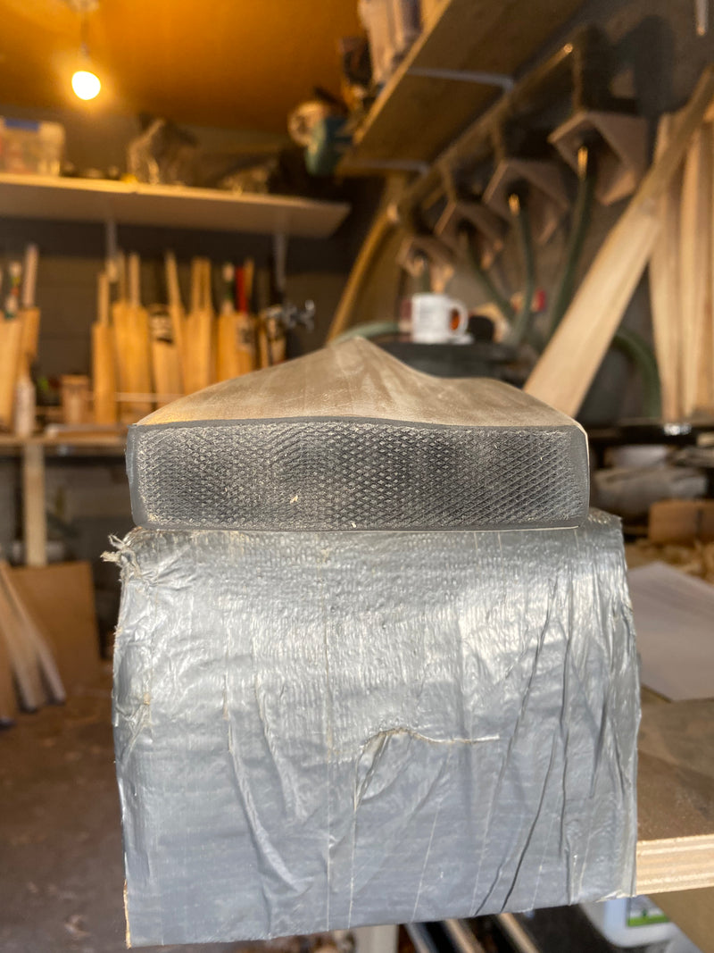 A cricket bat showing what a concaved and full cricket bat profile looks like from the toe end