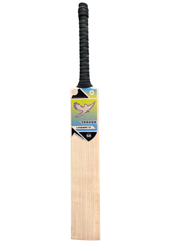 A Grade 3 Short Handle English Willow Cricket Bat Weighing 2lb 11oz, With a Pick Up Closer to 2lb 9oz. A Full-Length Bow and Lovely Straight Grains, a Large Sweet Spot and Incredible Ping, Perfect for a Serious Cricketer