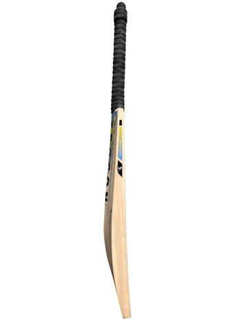 A Grade 3 Short Handle English Willow Cricket Bat Weighing 2lb 11oz, With a Pick Up Closer to 2lb 9oz. A Full-Length Bow and Lovely Straight Grains, a Large Sweet Spot and Incredible Ping, Perfect for a Serious Cricketer
