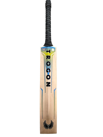A Grade 3 Short Handle English Willow Cricket Bat Weighing 2lb 11oz, With a Pick Up Closer to 2lb 9oz. A Full-Length Bow and Lovely Straight Grains, a Large Sweet Spot and Incredible Ping, Perfect for a Serious Cricketer