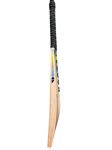 A Grade 3 Short Handle English Willow Cricket Bat Weighing 2lb 11oz, With a Pick Up Closer to 2lb 9oz. A Full-Length Bow and Lovely Straight Grains, a Large Sweet Spot and Incredible Ping, Perfect for a Serious Cricketer
