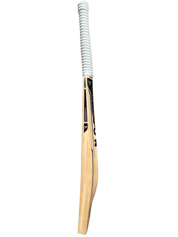 Grade 1 English Willow Cricket Bat Weighing 2lb 12oz, but Feels Like 2lb 9oz on Pick Up and Insanely Good Ping. 7 Lovely Grains With a Large Sweet Spot and Full Length Bow, an Ideal Cricket Bat for Any Serious Cricketer
