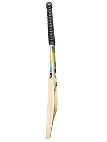 Grade 2 English Willow Cricket Bat Weighing 2lb 9oz. A Large Mid-Blade Sweet Spot With a Full Length Bow and Insanely Good Sweet Spot. 8 Lovely Straight Grains With a Semi-Oval Handle, Perfect Cricket Bat for a Serious Cricketer