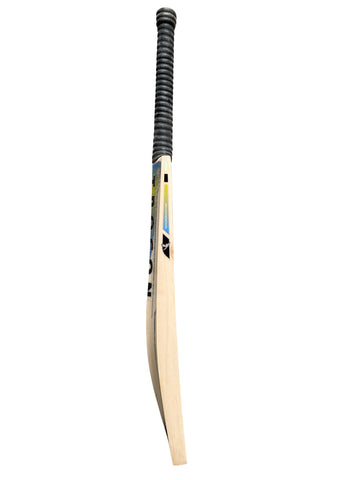 Grade 2 English Willow Short Handle Cricket Bat Weighing 2lb 8oz. 12 Straight Grains, an Incredibly Light Pick Up, Lovely Ping, Thick Edges, Perfect for Any Serious Cricketer Playing and Training Regularly