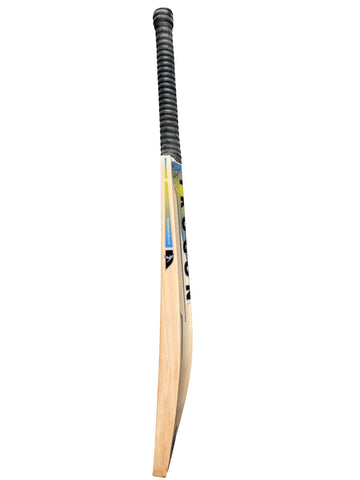 Grade 2 English Willow Short Handle Cricket Bat Weighing 2lb 8oz. 12 Straight Grains, an Incredibly Light Pick Up, Lovely Ping, Thick Edges, Perfect for Any Serious Cricketer Playing and Training Regularly