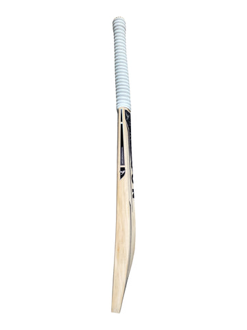 Grade 3 English Willow Short Handle Cricket Bat Weighing 2lb 12oz. A Beautiful Blade With 8 Grains, With a Light Pickup Around 2lb 10oz, Ideal for a Beginners Adult Bat of 2nd Bat