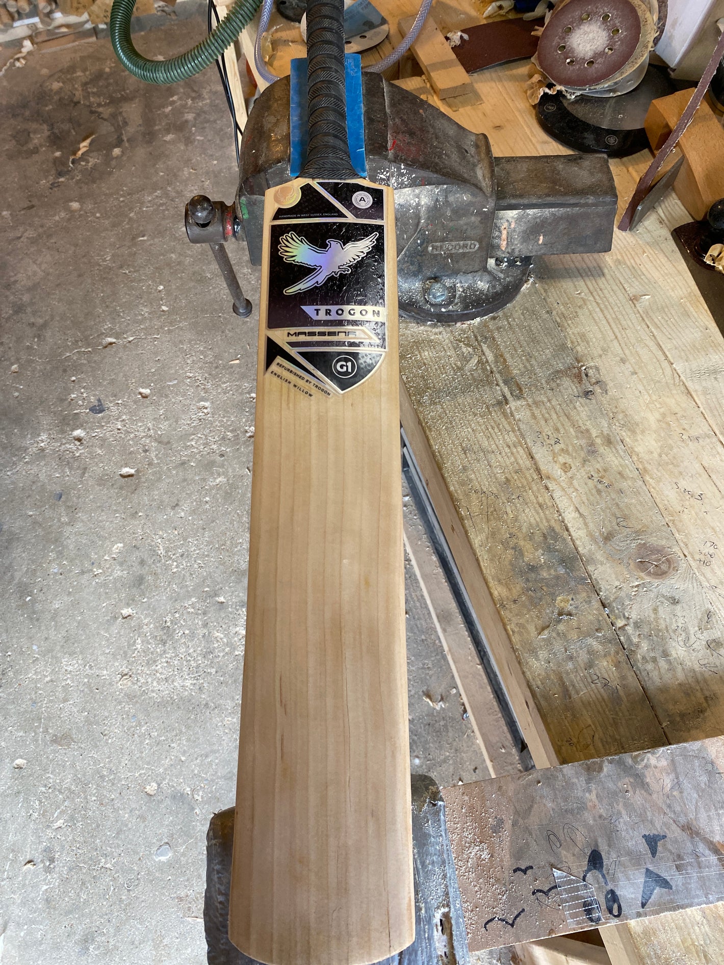 A picture showing a refurbished Trogon cricket bat showing all the beautifully straight grains