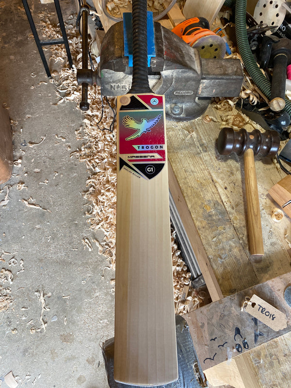 Size 6 Cricket Bat - 1lb 15.4oz (Ref: TRO18)